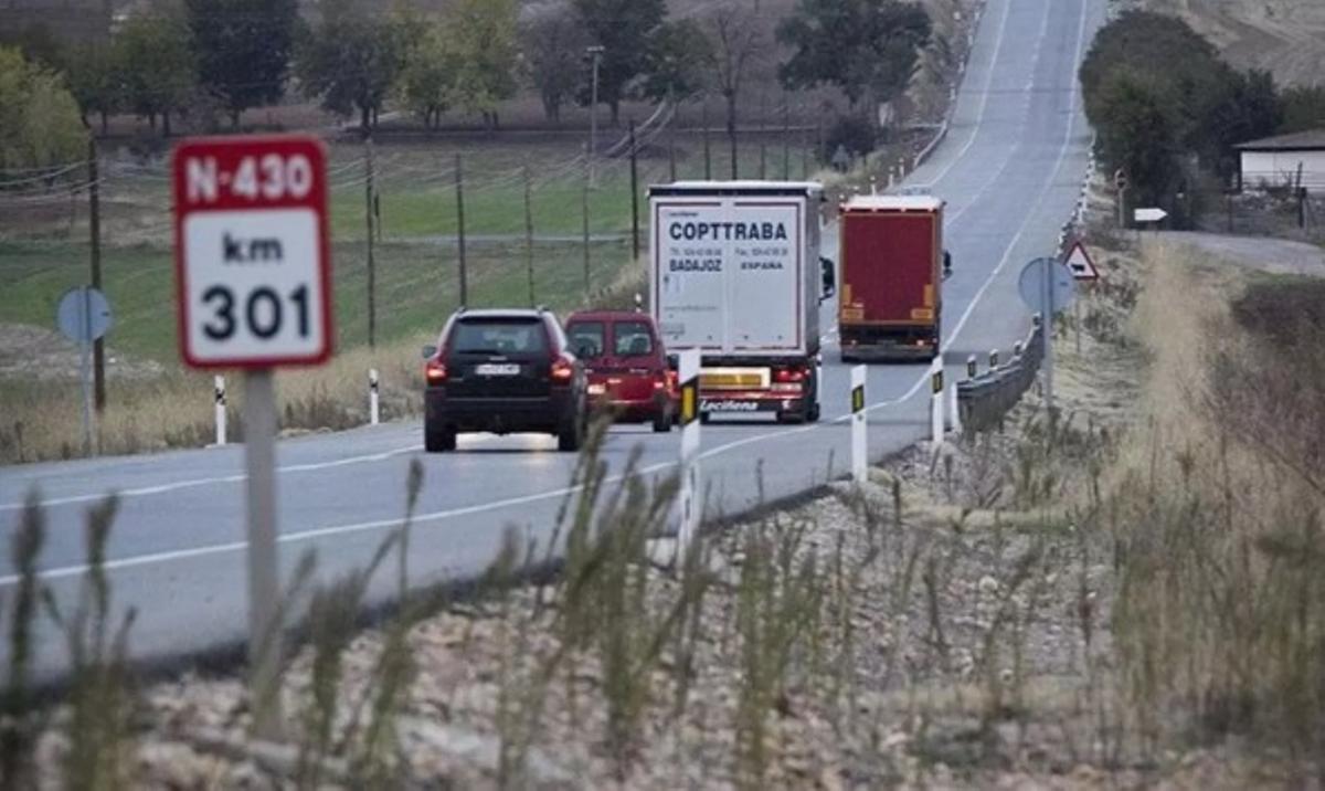 Vehículos por una carretera de la red viaria extremeña.