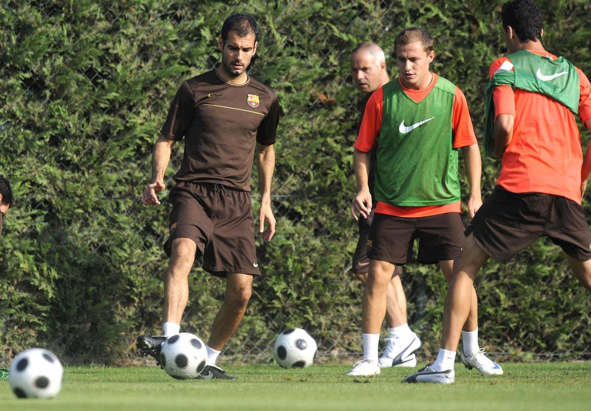 Pep Guardiola y Abraham González durante un entrenamiento
