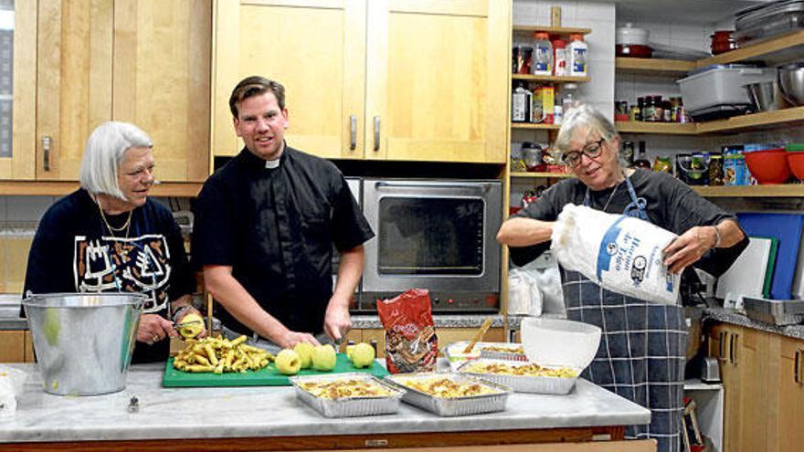 Pastor Tobias Nellvik bereitet mit zwei Helferinnen die Apfelkuchen vor.