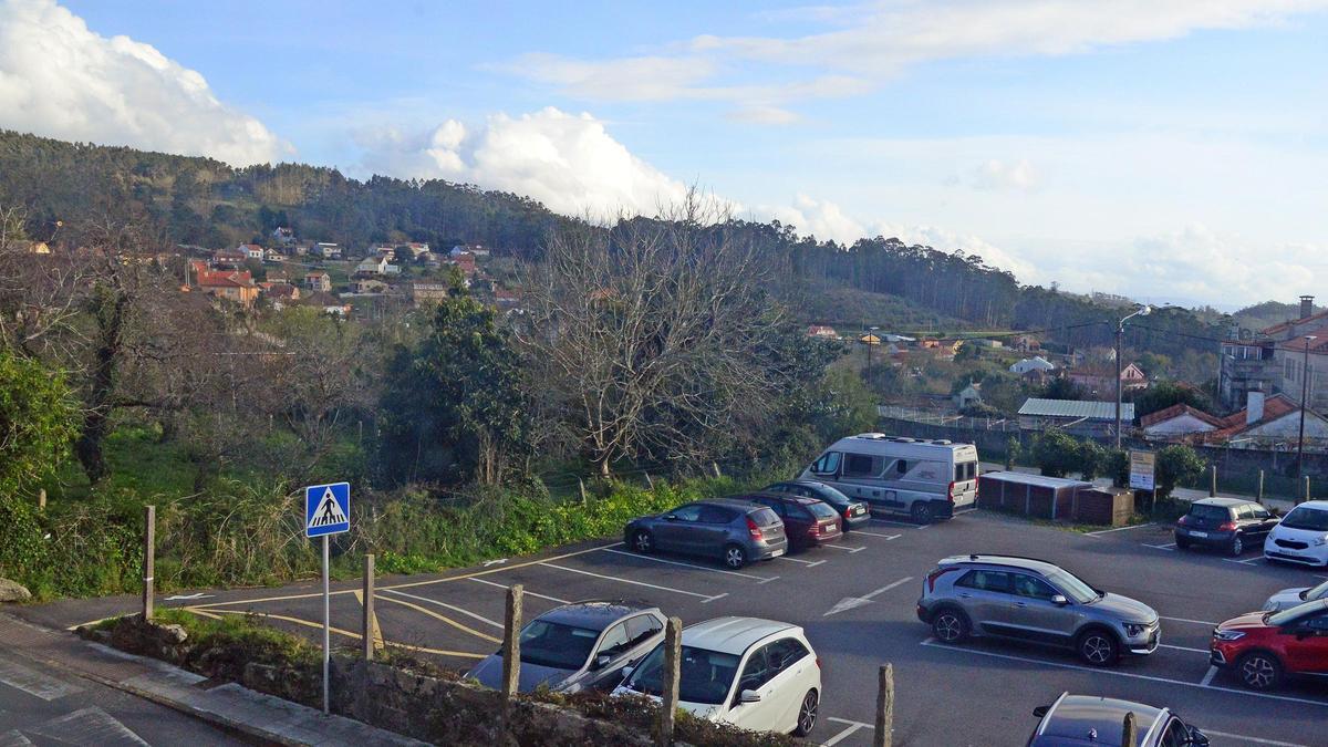 El aparcamiento del centro de Beluso y los terrenos de la urbanización del POL-12.