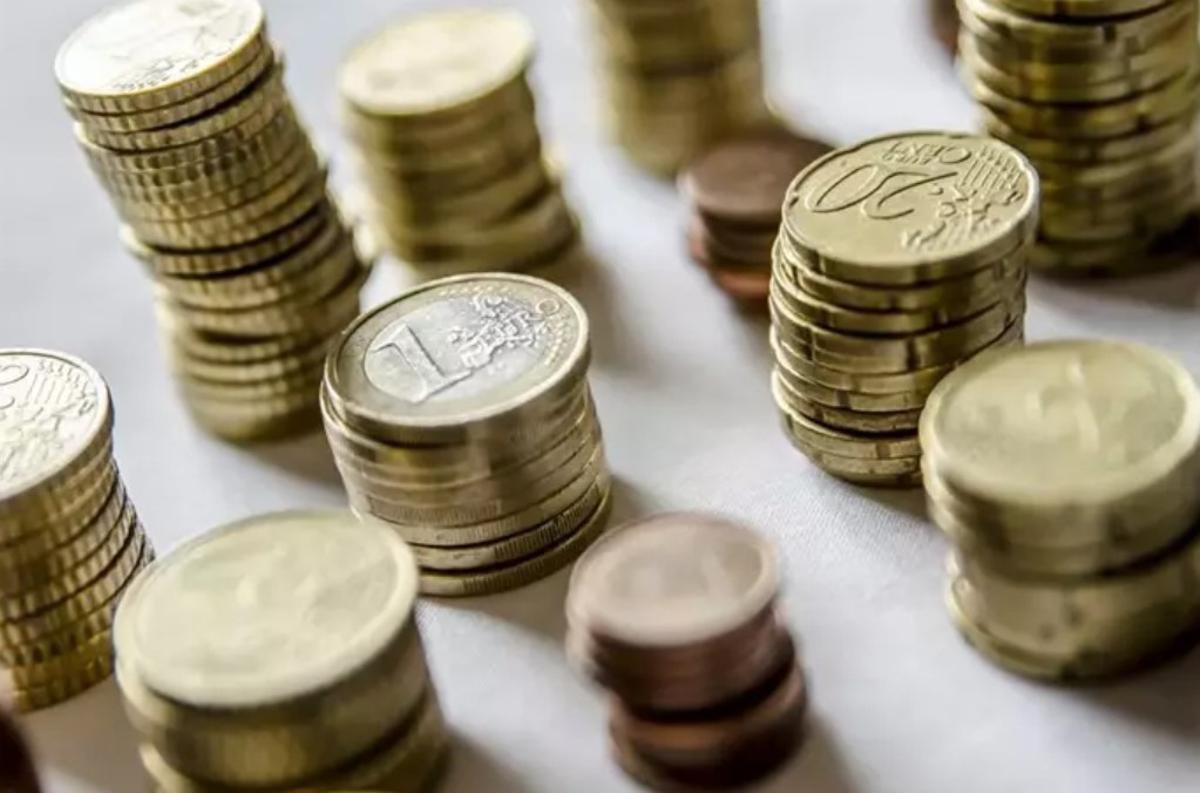 Monedas apiladas en una imagen de archivo.