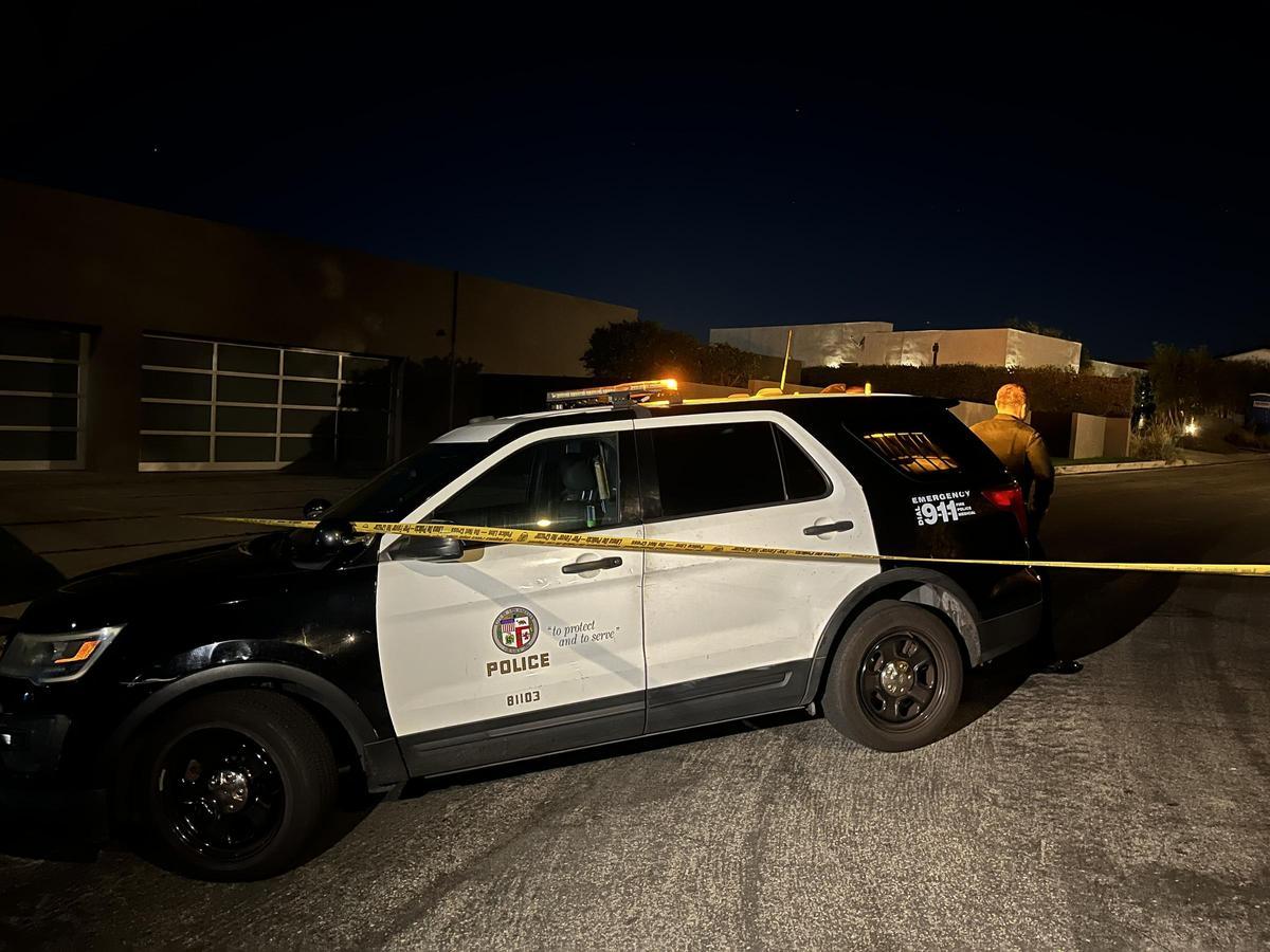 La policía, esta noche, en la casa donde fue encontrado el cuerpo del actor