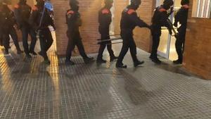 Imagen de la entrada de la ARRo en el edificio para detener al sospechoso