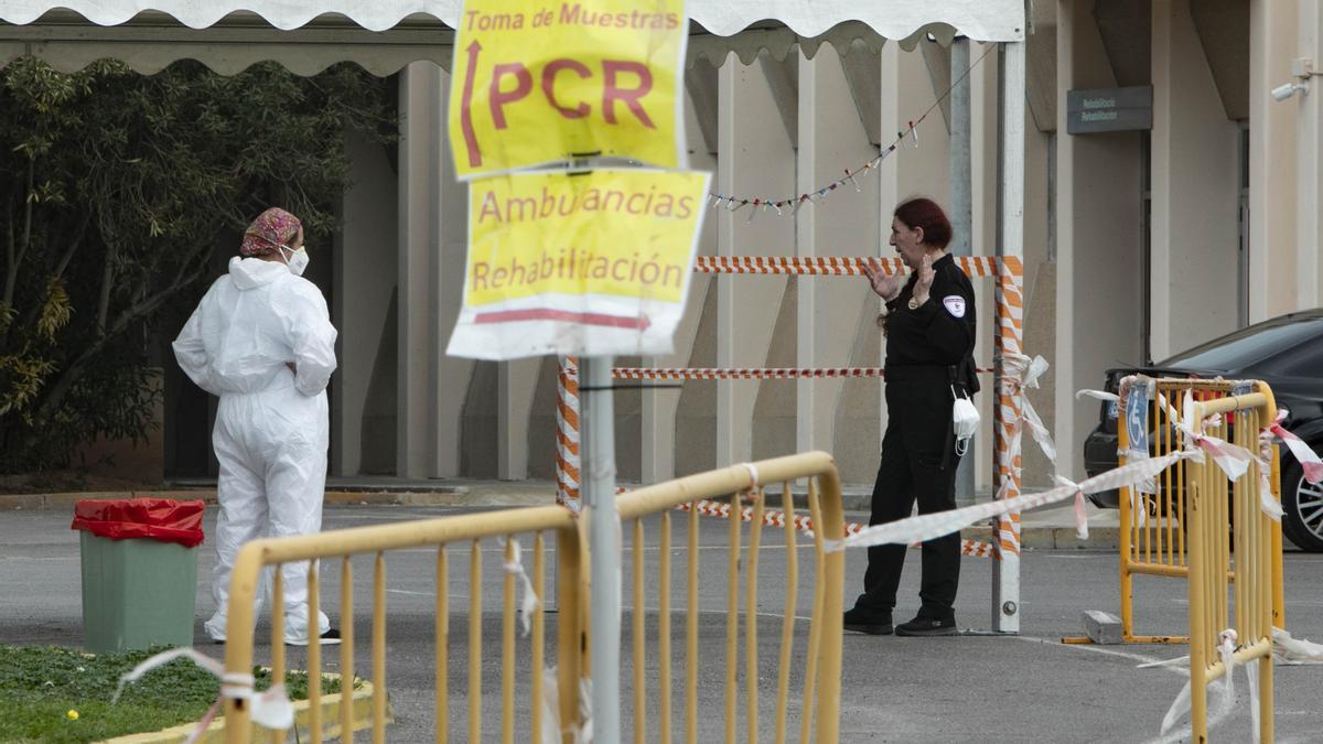 Coronavirus en Valencia hoy: zona en la que se realizan pruebas PCR en el hospital de Sagunt.