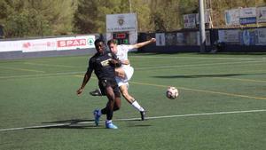Otorbi disputando un balón