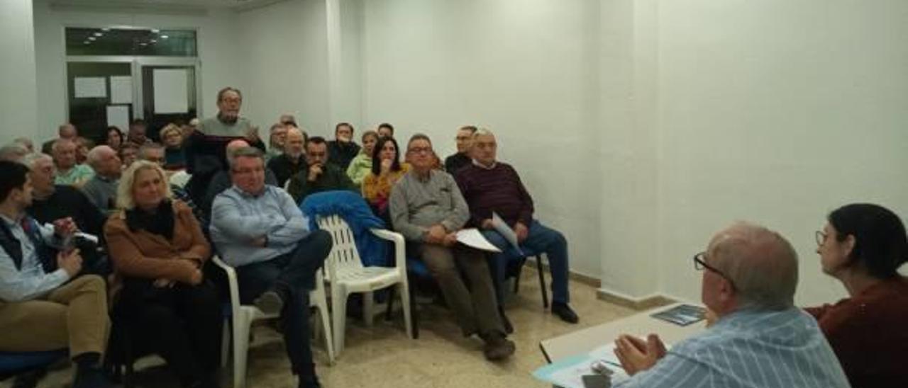 Reunión de vecinos para hablar de la Entidad Local Menor de Benimàmet.