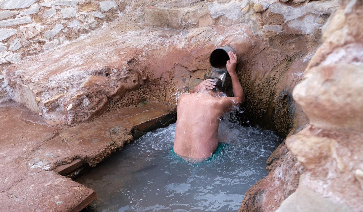 Uno de los bañistas de Rambla de Les Salinetes dándose un baño medicinal.