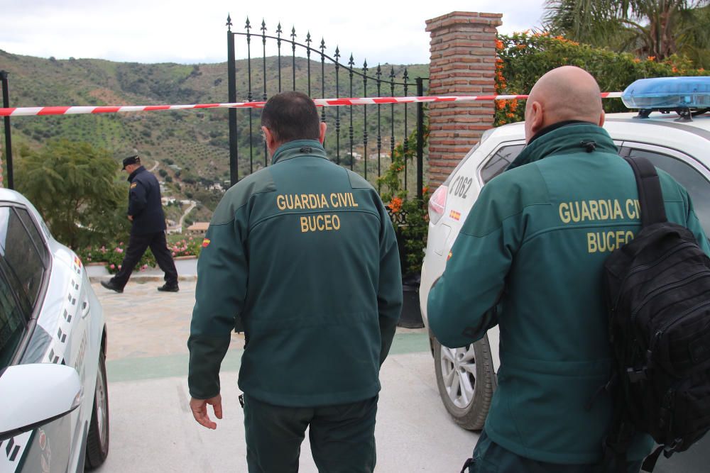 Los operarios trabajan en el 'encamisado' del túnel de rescate introduciendo tubos que aseguren la galería.