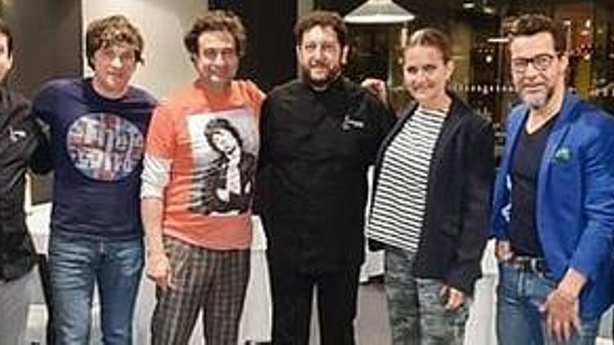 Los televisivos chefs y Dacosta junto al chef José Manuel López.