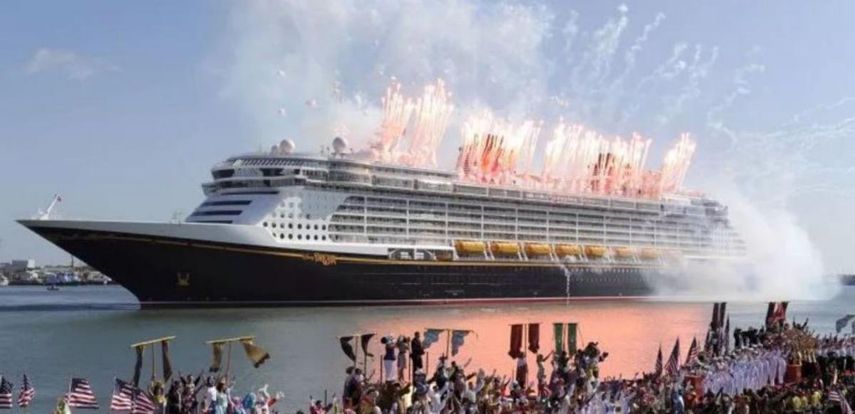 “Disney Dream”, el mayor de su línea Su propio nombre ya eleva la expectación  en cada llegada a un puerto. Se trata del hermano mayor del Disney Magic que se estrenó el pasado mes de septiembre. Con capacidad para 1.200 pasajeros, su decoración está inspirada en la edad de oro de estos barcos a comienzos del siglo pasado. | DISNEY