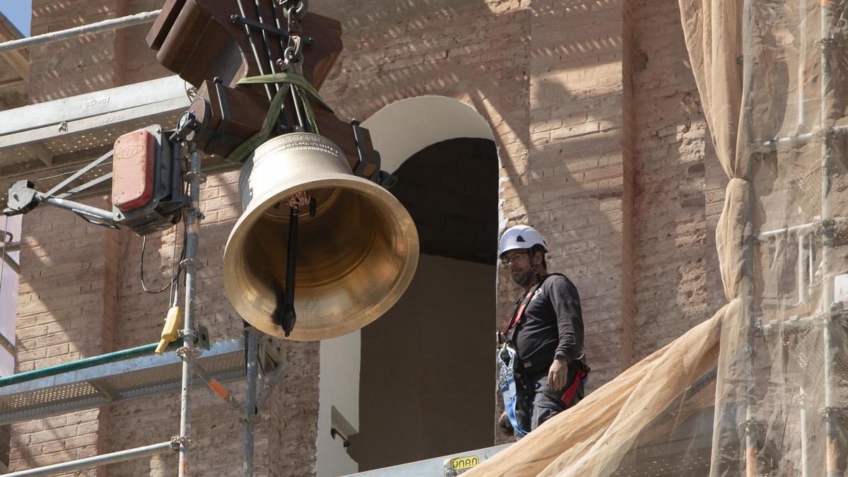 Espectacular instalación de las campanas en la iglesia de Canet d'En Berenguer