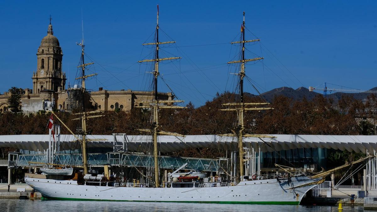 El buque danés Denmark en el Puerto de Málaga.