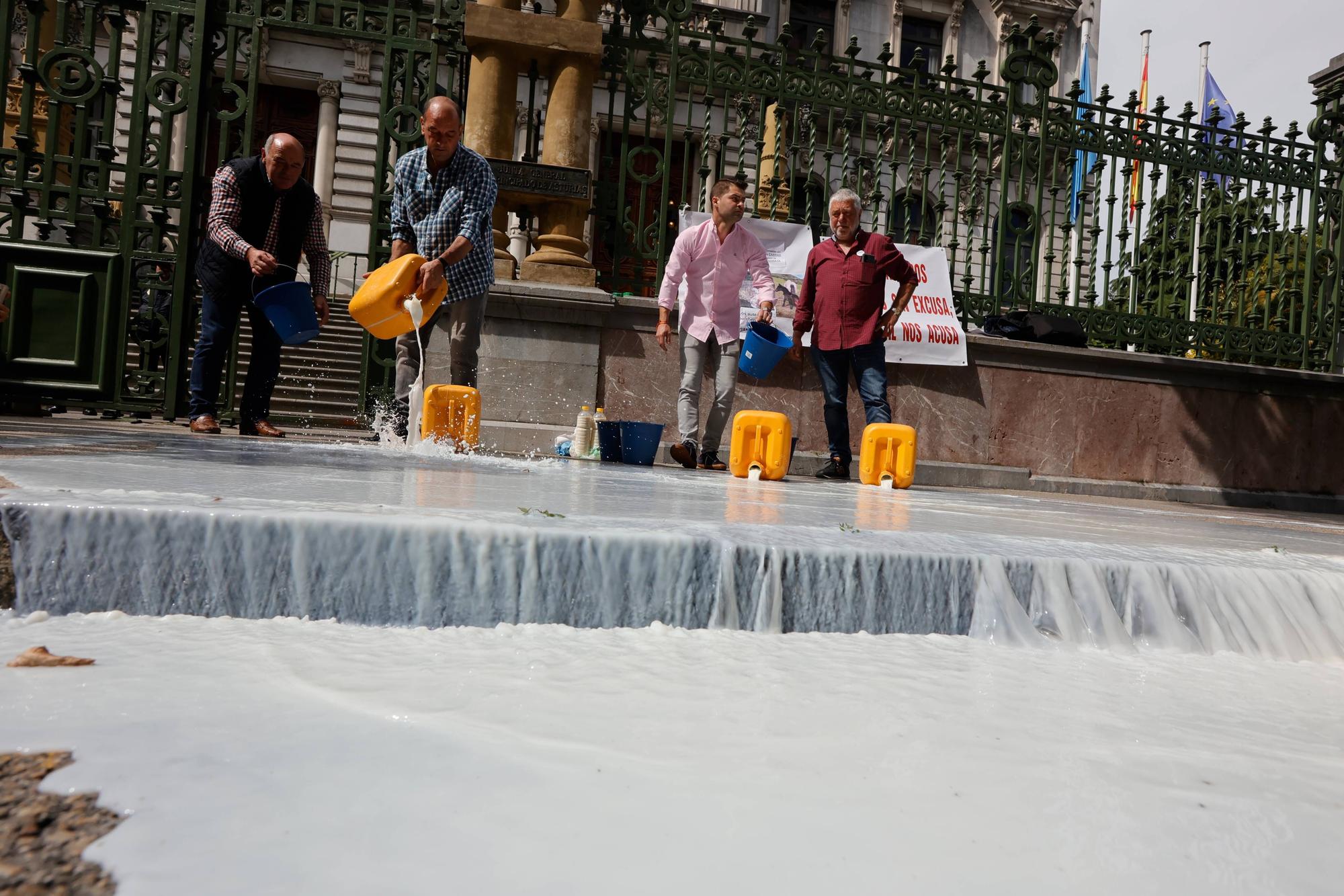 Los ganaderos derraman 80 litros de leche ante la Junta