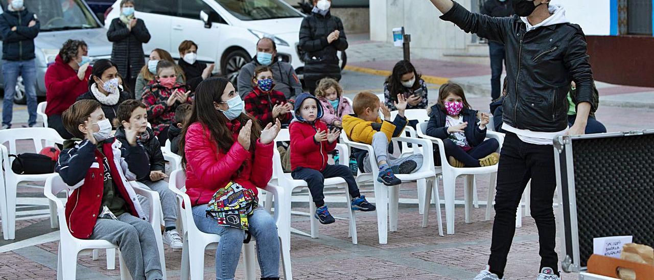 Un mago actuando en Gilet. | LEVANTE-EMV