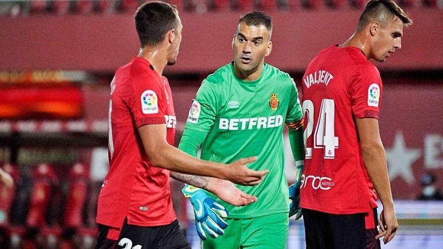 El porter del Mallorca, Reina, durant un partit a Son Moix amb els centrals, Raíllo i Valjent.