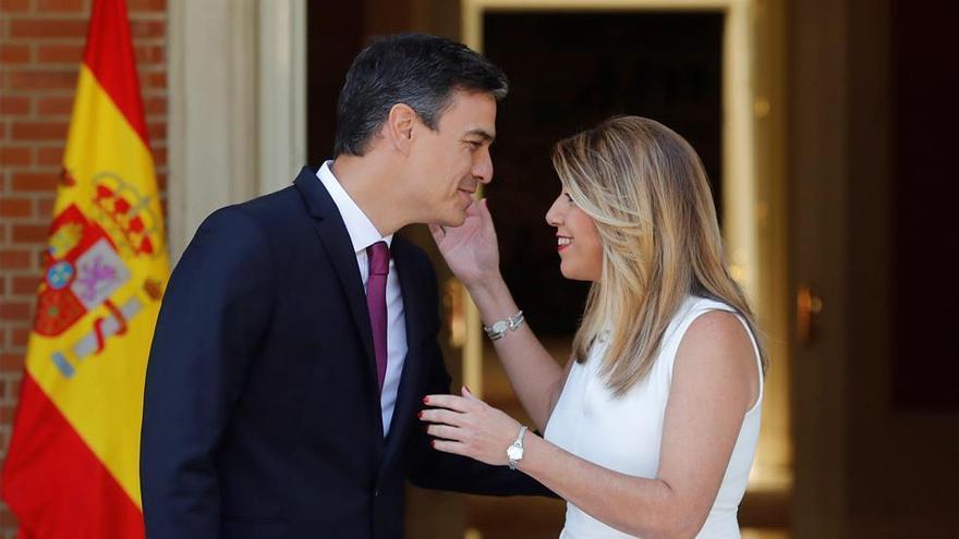 Pedro Sánchez y Susana Díaz se saludan con cordialidad antes de iniciar su reunión