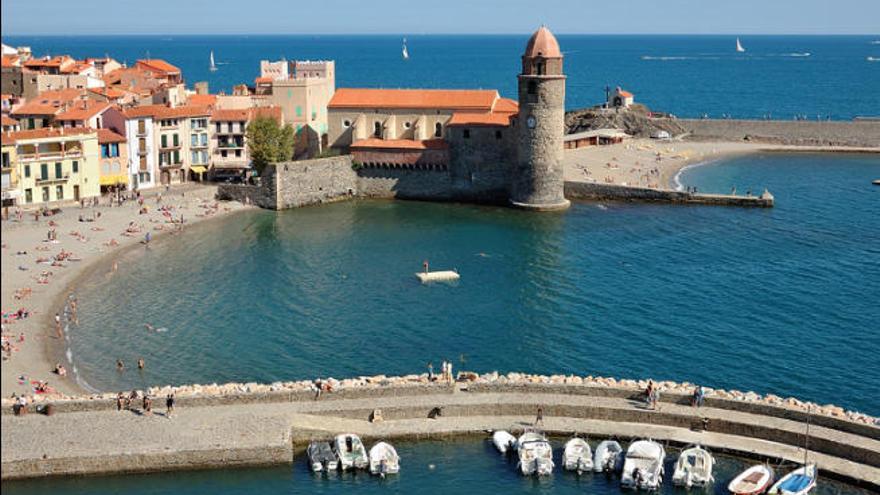 Playa e iglesia de Santa María de los Ángeles, en Collioure.