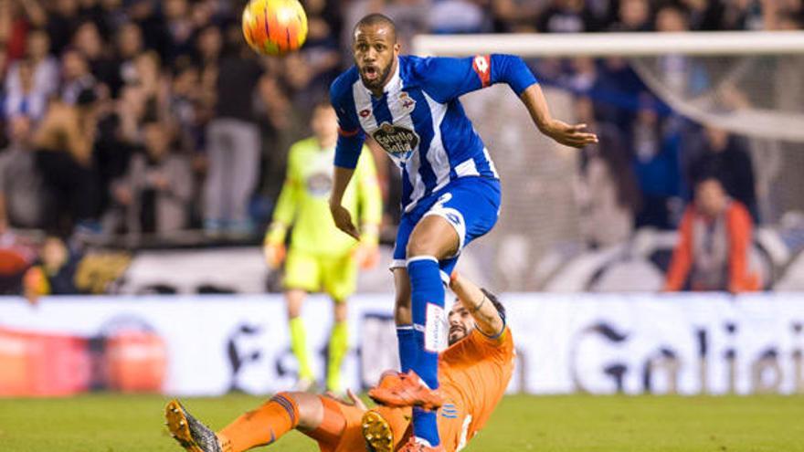 Sidnei en un Deportivo-Valencia.