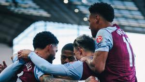 Los jugadores del Aston Villa celebran su cuarto gol