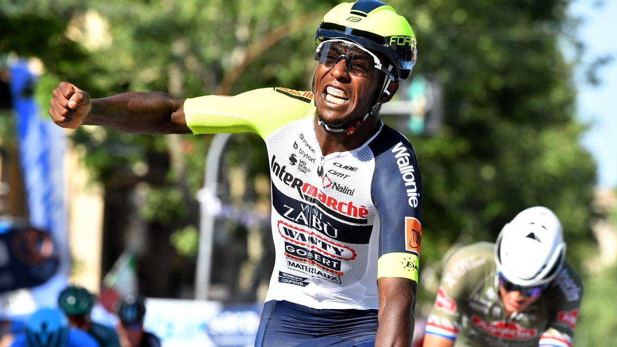 Cycling - Giro d'Italia - Stage 10 - Pescara to Jesi, Italy - May 17, 2022 Intermarche - Wanty - Gobert Materiaux's Biniam Girmay celebrates winning stage 10 REUTERS/Jennifer Lorenzini