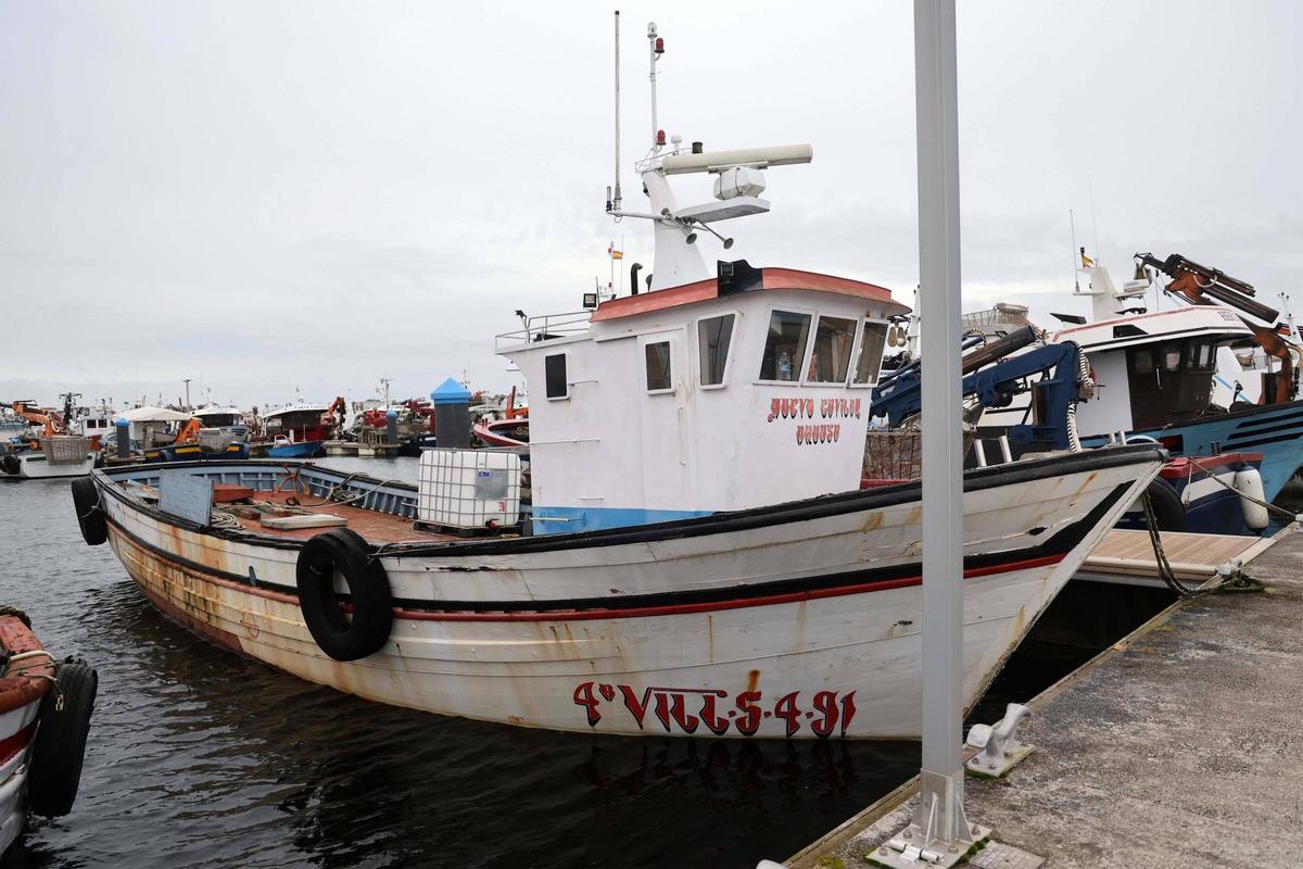 Embarcación que amenaza con irse a pique en O Xufre.