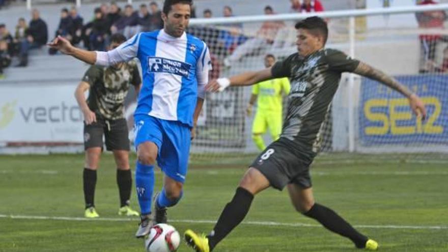 Luismi Gracia pugna por el control del balón con el futbolista del Sabadell Batanero.