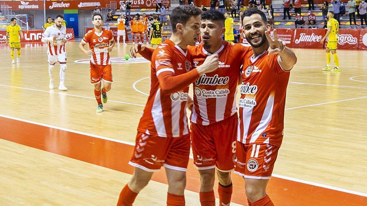 Jesús Izquierdo, Franklin y Waltinho celebran uno de los goles finales del Jimbee. | IVÁN URQUIZAR