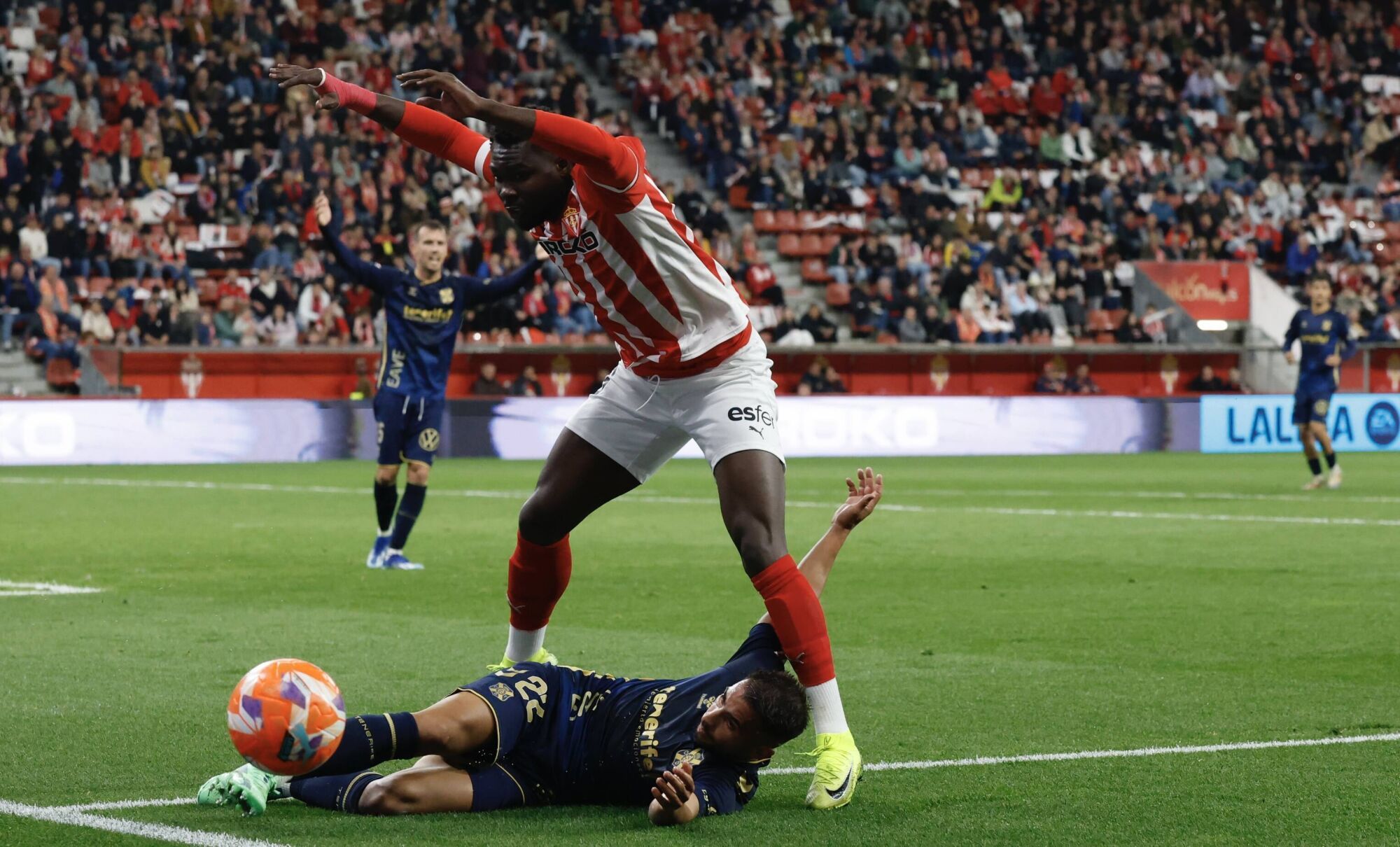 EN IMÁGENES: El Sporting - Tenerife disputado en El Molinón