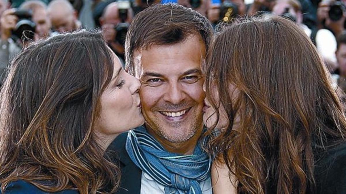 Las actrices Geraldine Pailhas y Marine Vacth besan a François Ozon.