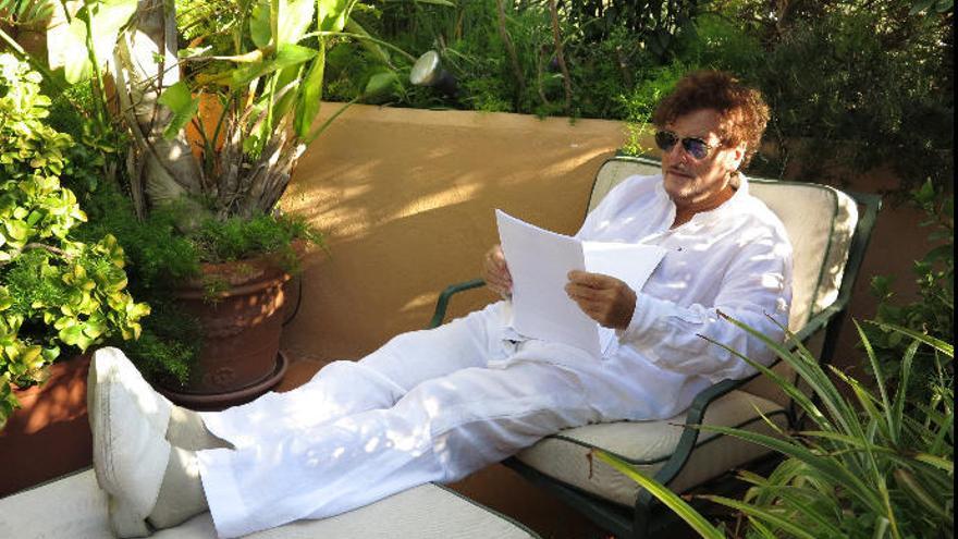 Dieter Wedel bei der Lektüre eines Drehbuchs auf der Terrasse seiner Wohnung auf Mallorca.