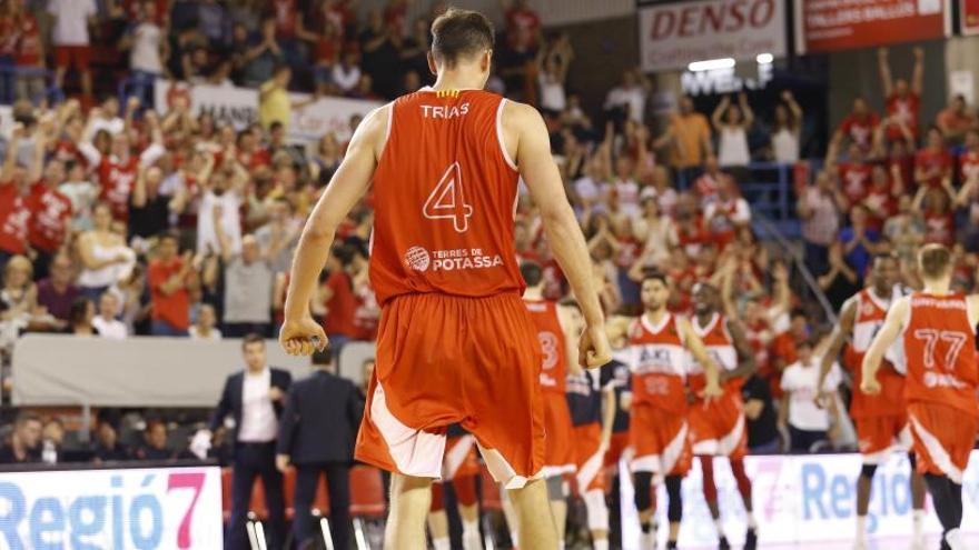 Trias va cap a la banqueta en un moment d&#039;alegria del primer partit.