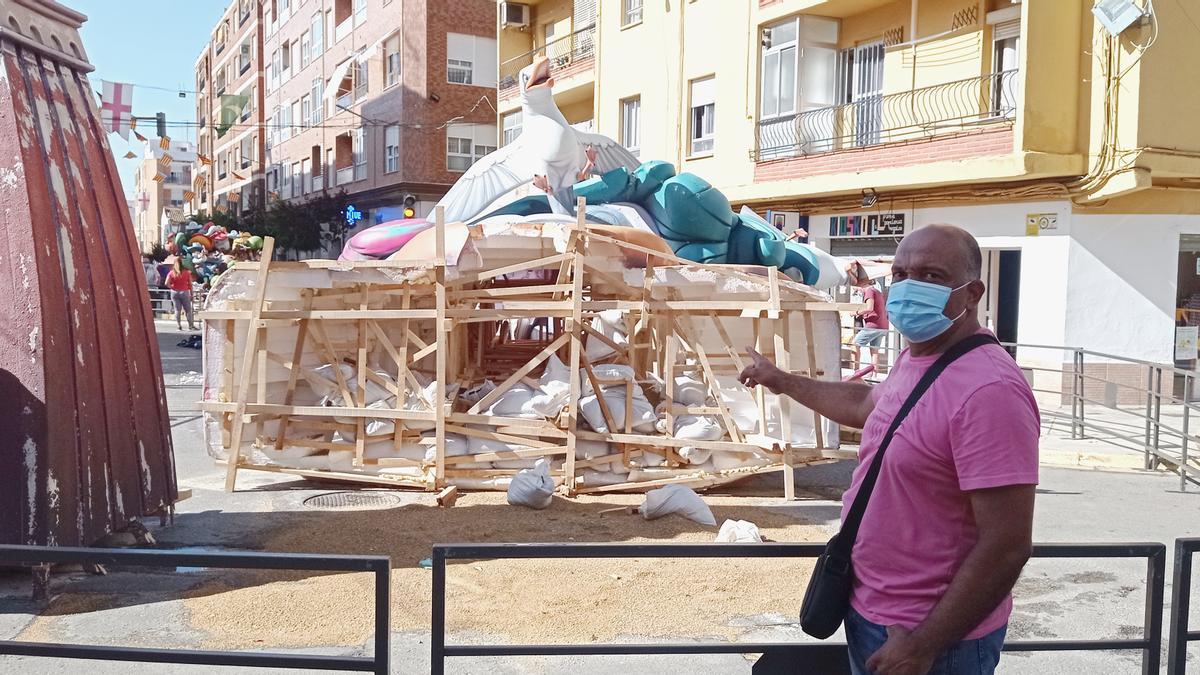 El artista Mauricio Moreira revivie el momento del desplome del monumento de la falla  El Charco de Catarroja.