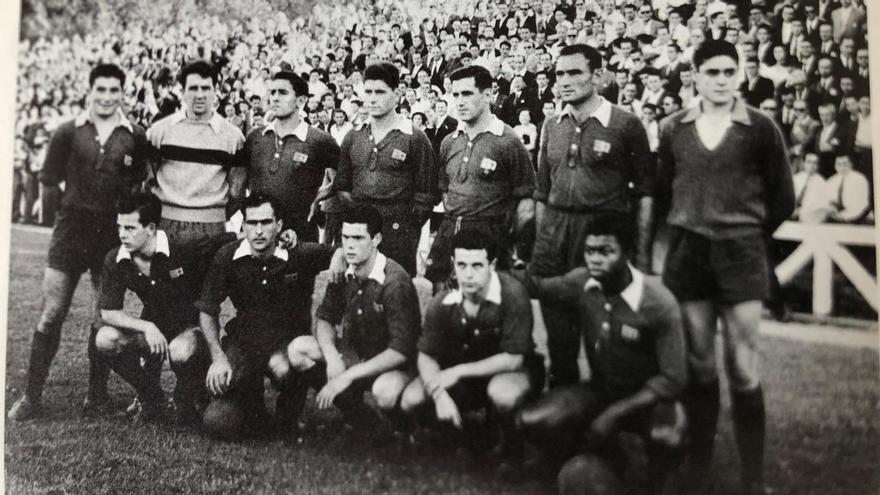 Alineación titular de la SD Indautxu en un partido de la temporada 1957/1958 ante el Deportivo.