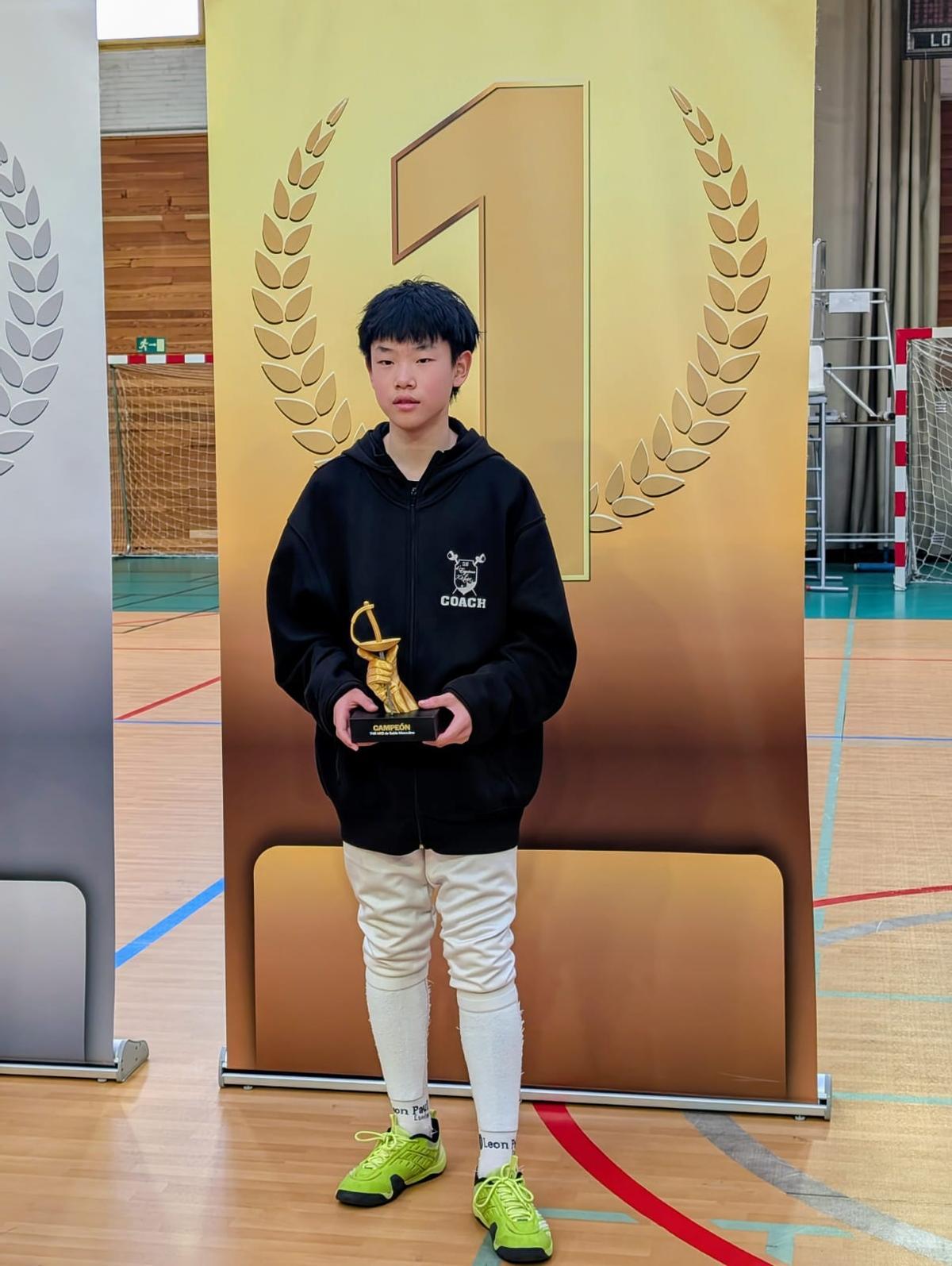 Miles Tang, del Esgrima Xàtiva, con el trofeo de campeón.
