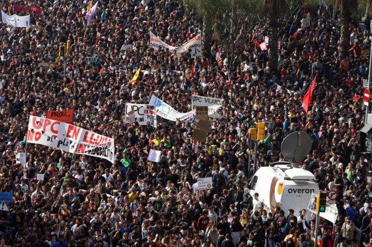 Manifestació d’estudiants a la ronda de Sant Pere.