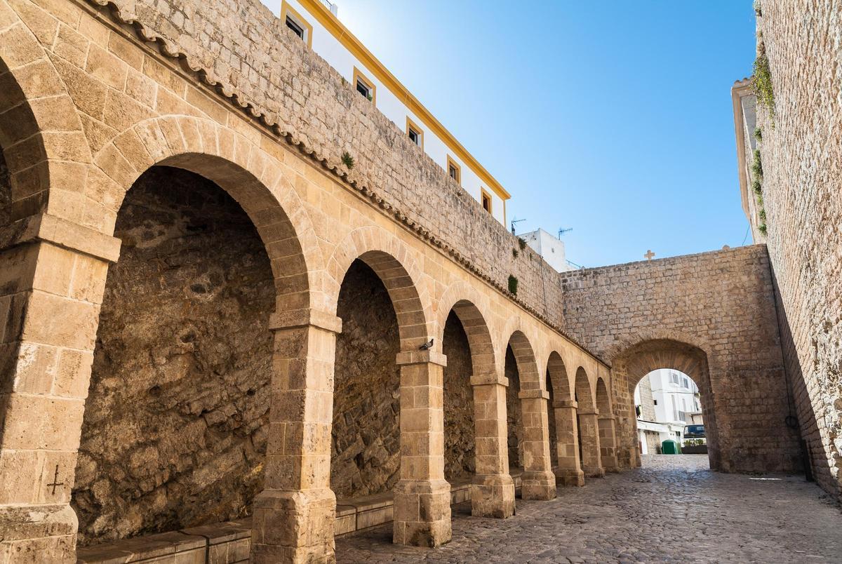 Recinto amurallado del siglo XVI, que envuelve la ciudad antigua, la Catedral y el Castillo de Ibiza.