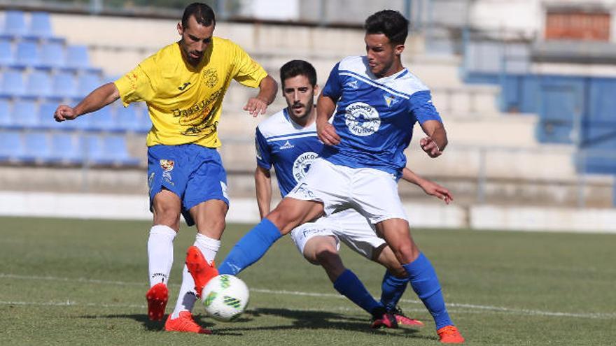 Amado trata de robar un balón en la medular a uno de los jugadores del Écija