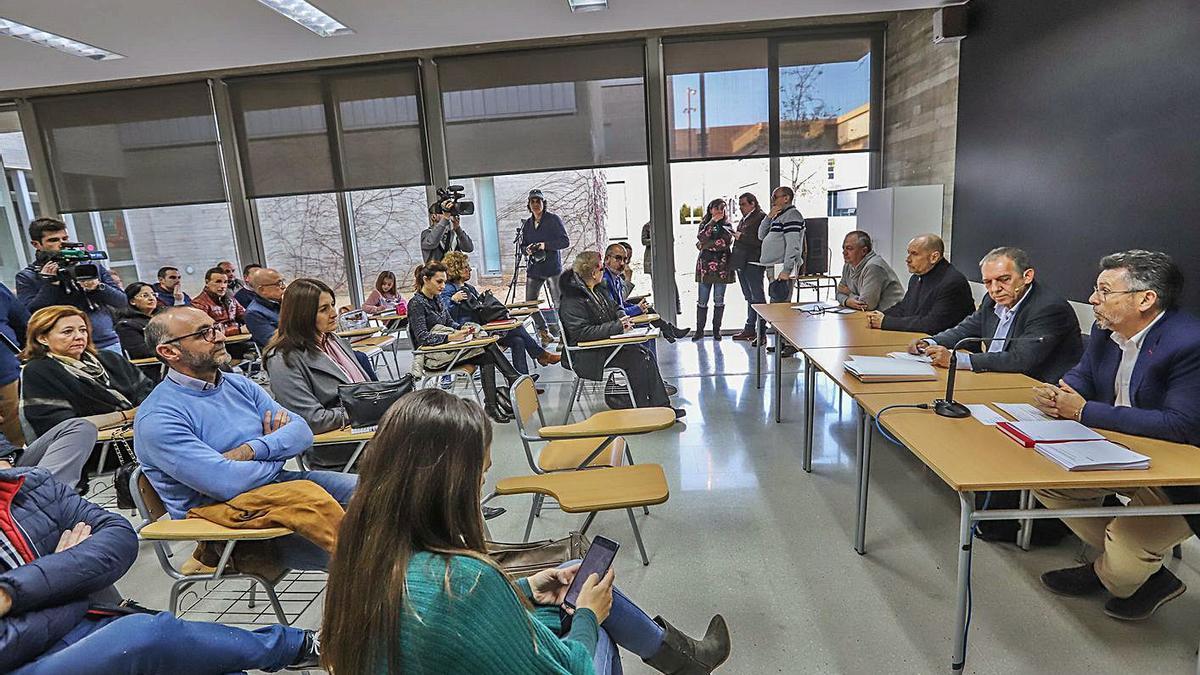 Una de las reuniones que mantuvo el secretario autonómico de Educación el año pasado.