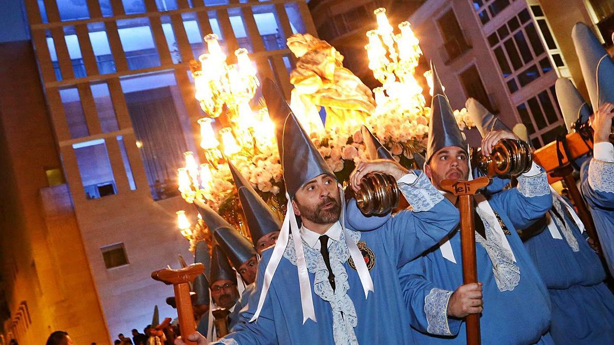 ‘Los azules’, la última vez que sacaron la procesión en la noche del Viernes de Dolores. | JUAN CARLOS CAVAL