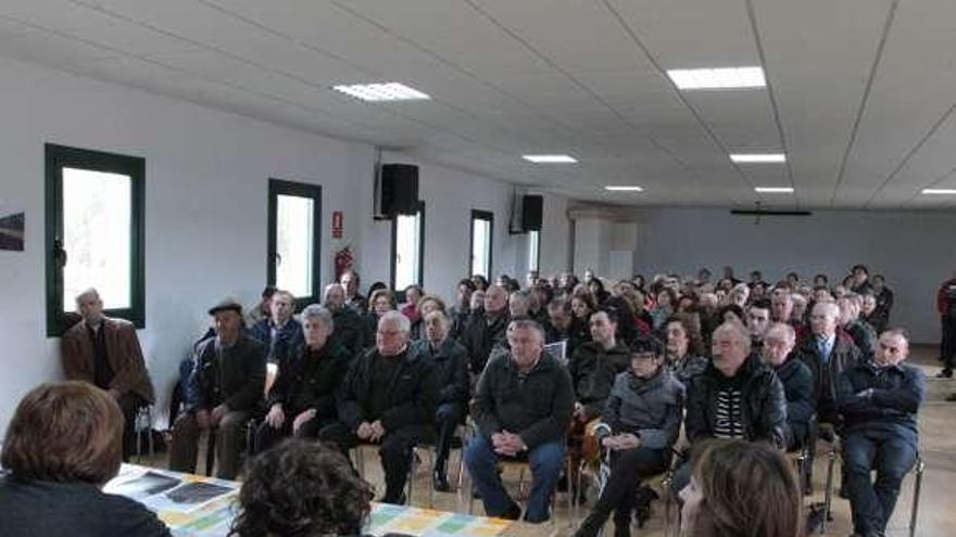 Unos 200 vecinos asistieron ayer a la asamblea.  // Jesús Regal