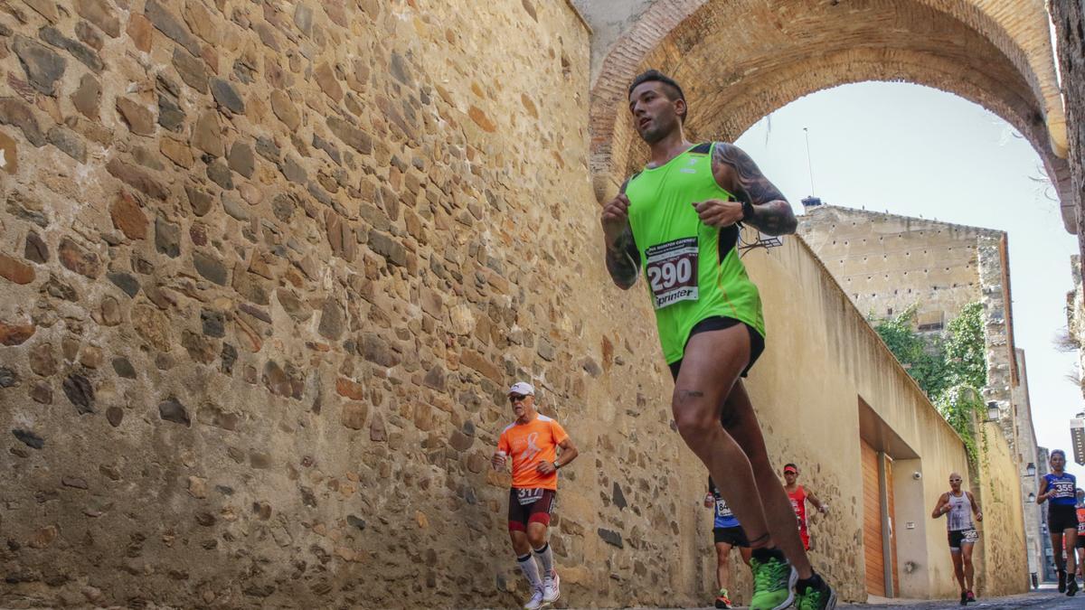 Corredores en la media maratón de Cáceres.