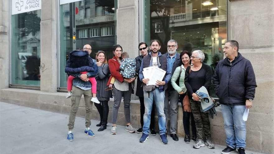 Personal de los PAC&#039;s del área de Vigo, entre ellos Porriño, registran en la sede del Sergas en Vigo unas 3.000 firmas de usuarios en apoyo de sus reivindicaciones. // D.P.