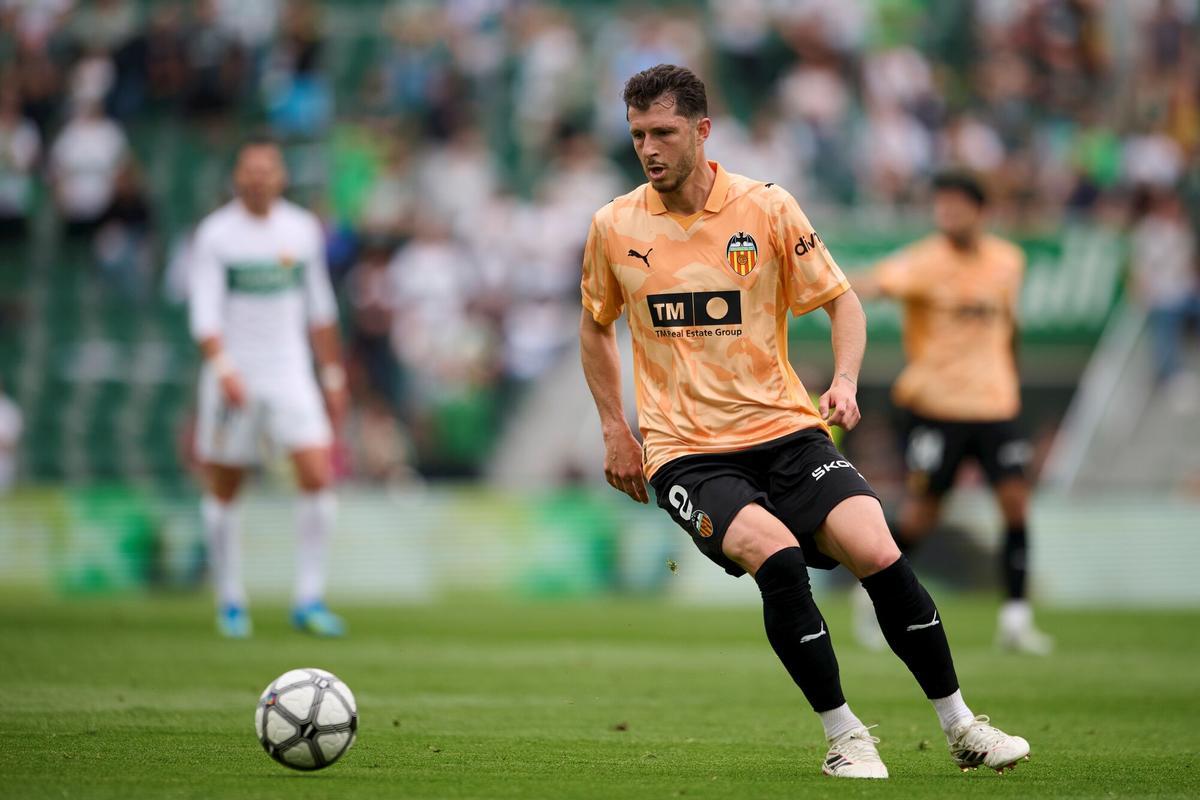Guido Rodriguez of Valencia CF in action during the Spanish League, LaLiga EA Sports, football match played between Elche CF and Valencia CF at Estadio Manuel Martinez Valero on April 11, 2026 in Elche, Alicante, Spain. AFP7 11/04/2026 ONLY FOR USE IN SPAIN. Francisco Macia / AFP7 / Europa Press;2026;SPAIN;SPORT;ZSPORT;SOCCER;ZSOCCER;Elche CF v Valencia CF - LaLiga EA Sports