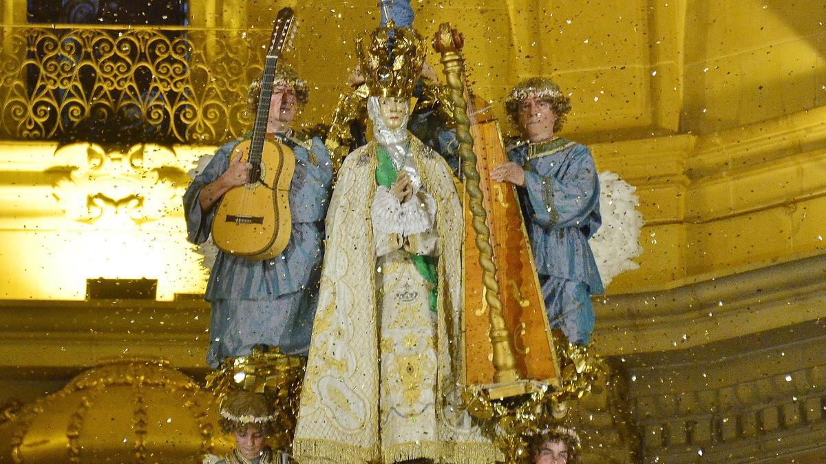 Un momento de la Coronación de la Virgen durante La Festa