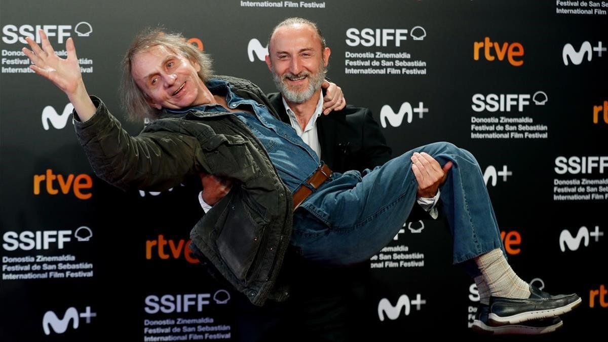 Michael Houellebecq, en brazos del director Guillaume Nicloux, tras la prsentación de 'Thalasso' en San Sebastián