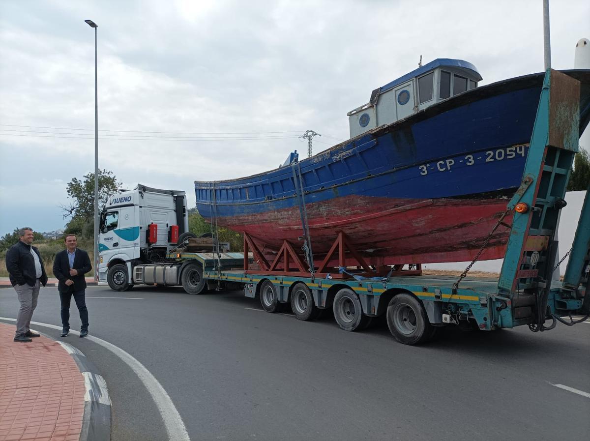 El alcalde, Andrés Martínez, y el concejal Miguel Castell presenciaron los trabajos de instalación de la embarcación en la glorieta.