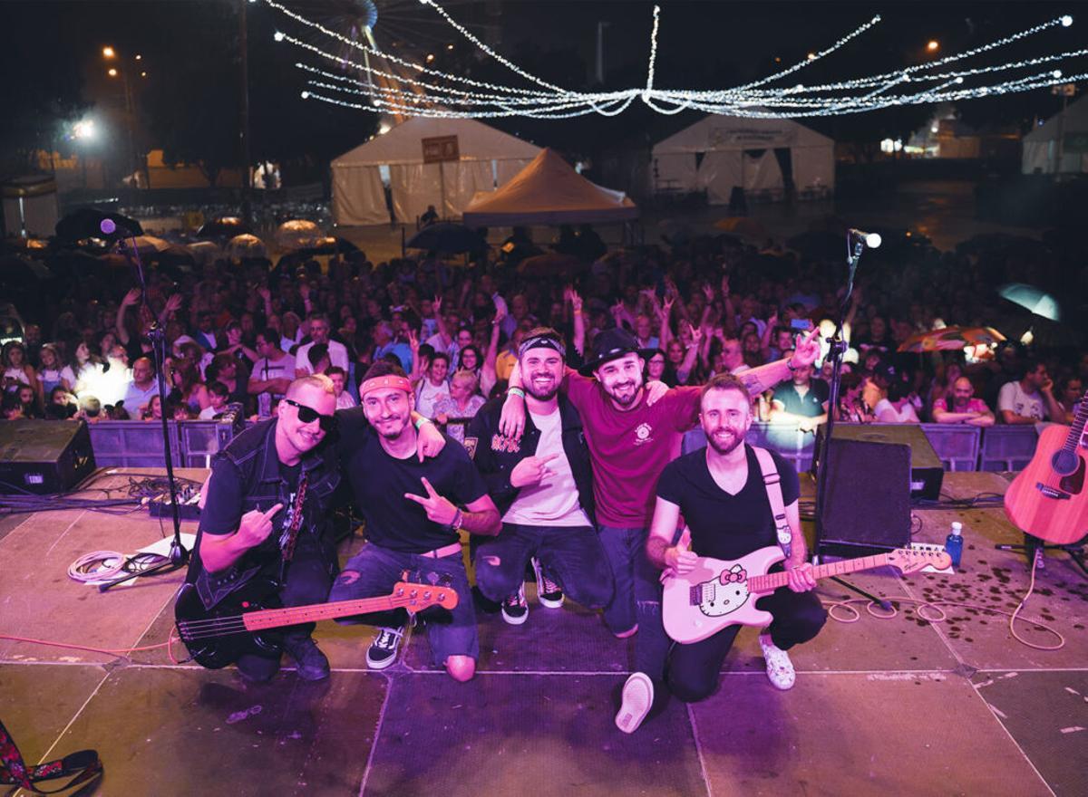 La banda madrileña 'Anclados' actuando en Fuenlabrada.