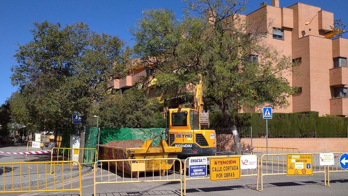 Obras de Emacsa en la calle Escultor Gómez del Río.