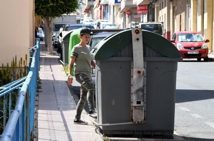 13/03/2019 LAS HUESAS. TELDE. Abandono de cachorros en contenedores de basura en el barrio de Las Huesas.  Fotografa: YAIZA SOCORRO.