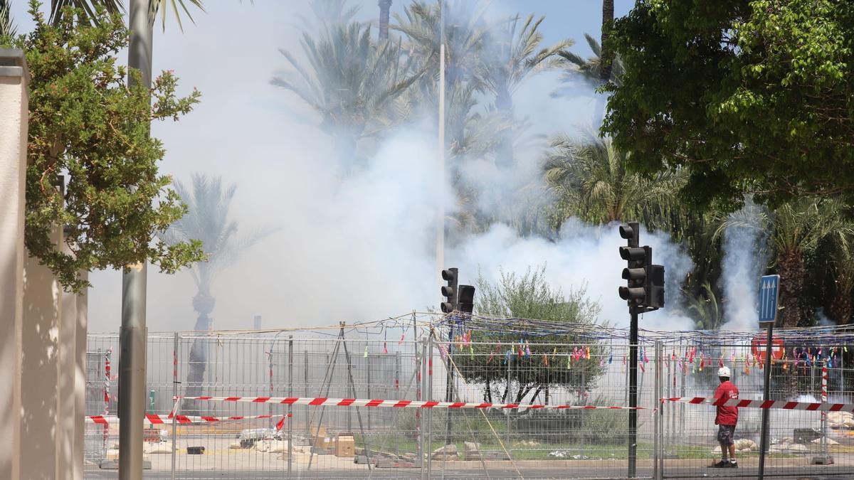 Un instante de la mascletà de este lunes en Elche